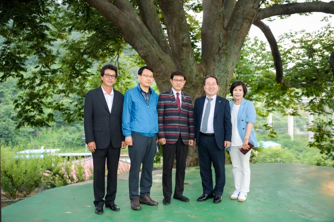 허석 시장과 오행숙 시의원, 강영선 시 자치행정국장이 명예 황전면민으로 2년째 인연을 맺고 있는 가수 설운도 씨와 기념촬영을 하고 있다.