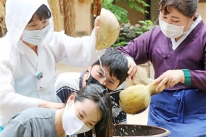 내일은 단오… 창포물에 머리 감기