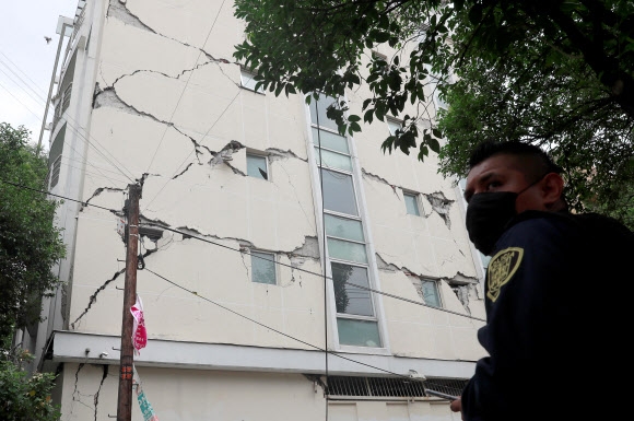 강진으로 갈라진 멕시코시티 건물. 2020-06-24 로이터 연합뉴스