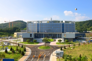 자가격리 명령 어기고 주점 방문…경찰까지 폭행한 30대 구속