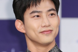 옥택연 열애 인정 “♥ 상대는 비연예인 여성” [EN스타]