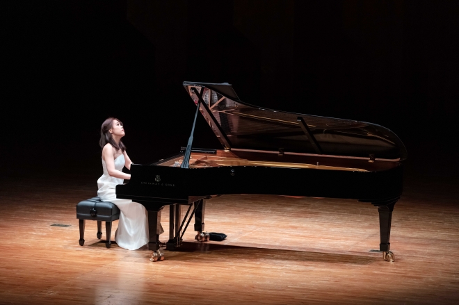 피아니스트 손열음이 23일 서울 예술의전당 콘서트홀에서 4년 만의 독주회를 갖고 로베르트 슈만의 곡을 연주하고 있다.
