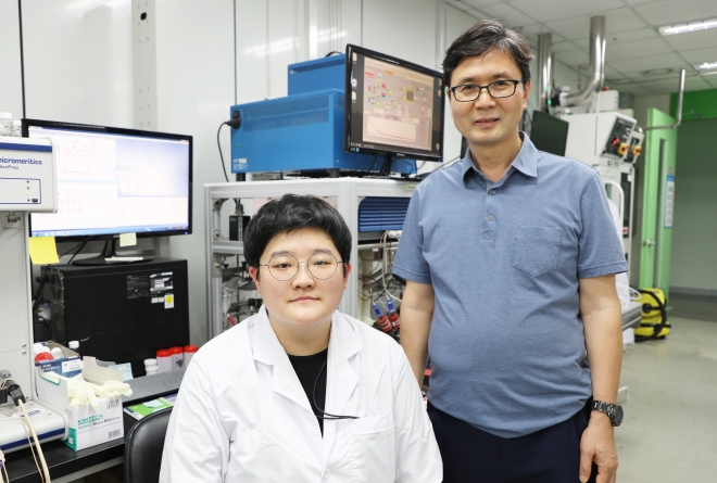 유종성교수(오른쪽)와 이하영 석박사통합과정생