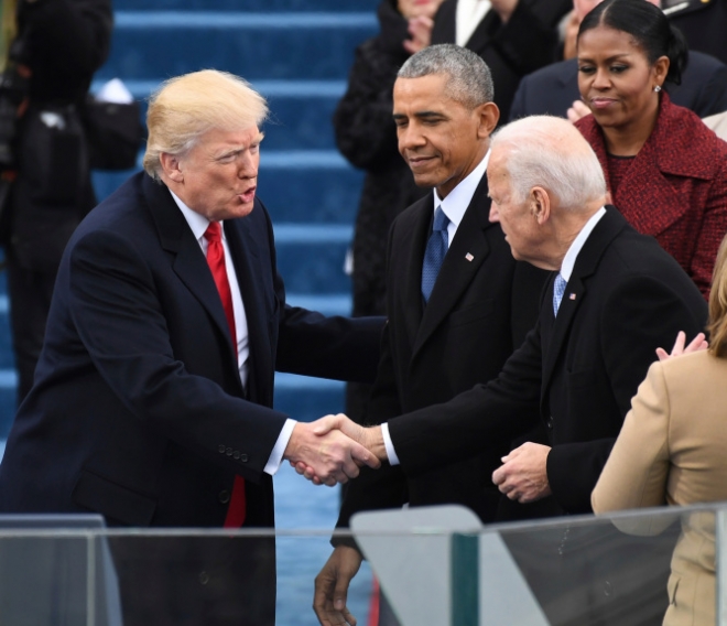 도널드 트럼프(왼쪽) 미국 대통령이 2017년 1월 20일 제45대 대통령 취임 행사장에서 조 바이든 전 부통령과 악수하고 있다. 이들은 오는 11월 대선에서 경쟁자로 다시 만난다.  AP 자료 사진