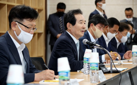 정세균 국무총리가 24일 오후 대북전단지 살포 접경지역인 경기도 김포시 월곶생활문화센터에 방문해 지역주민 간담회에서 발언하고 있다. 연합뉴스