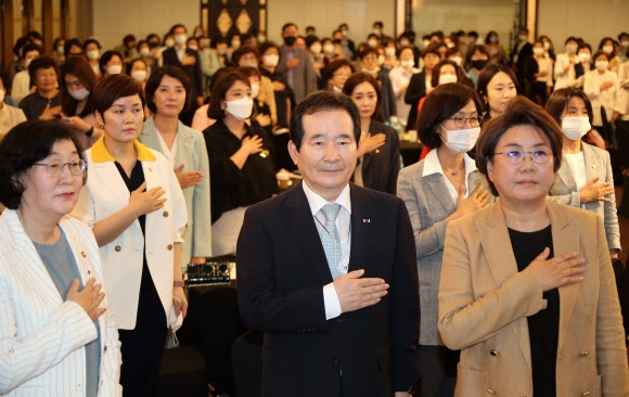 정세균 국무총리가 24일 서울 여의도 CCMM빌딩에서 열린 제2회 여성정치인 어울모임에 참석해 국민의례를 하고 있다. 왼쪽부터 이정옥 여성가족부 장관, 정 총리, 이혜훈 한국여성의정 공동대표. 연합뉴스