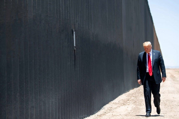 트럼프, 反이민정책 상징물 국경장벽에 서명