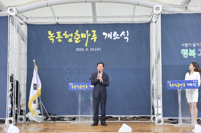 송귀근 고흥군수가 녹동전통시장 내에 7억 3400만원을 들여 만든 청년 창업몰 ‘녹동청춘마루’준공식에서 인사말을 하고 있다.