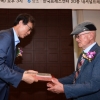 [서울포토] 제28회 공초문학상 수상하는 오탁번 시인