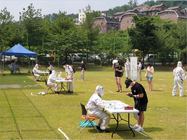 한국지역난방공사가 올해 경력단절여성 등을 뽑는 사회형평분야 채용 시험 전 코로나19 검사를 야외에서 진행하고 있다. 한국지역난방공사 제공