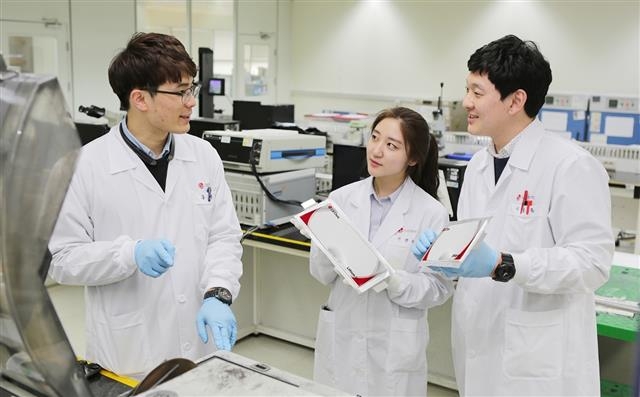 LG화학 전기차배터리 R&D 연구원들이 실험 결과를 논의하고 있는 모습. LG 제공