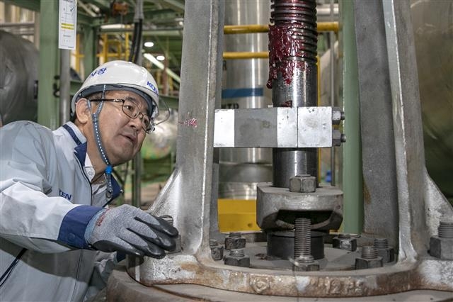 유향열 한국남동발전 사장이 지난 4월 발전소 내 설비 안전을 점검하고 있다. 한국남동발전 제공