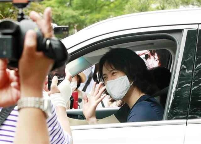 양준일, 팬들 환호 속 퇴근