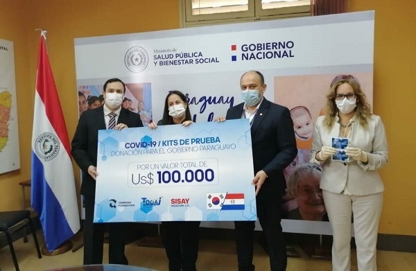 지난 24일 파라과이 아순시온에 위치한 보건복지부에서 진단키트 증정식이 열렸다. 왼쪽 두번째부터 산드라 오타주 커먼즈 파운데이션 고문, 훌리오 롤론 파라과이 보건복지부 차관, 캐롤라이나 아퀴노 파라과이 국립중앙보건연구소 소장.  커먼즈 파운데이션 한국사무소 제공