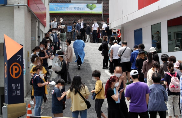 검체 채취 위해 길게 줄지어 선 왕성교회 신도들