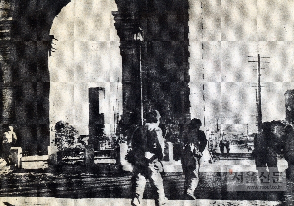 6.25전쟁에 개입한 중공군이 1951년 1월 4일 서울을 점령한뒤 독립문부근을 수색하고 있는 장면. 서울신문 DB