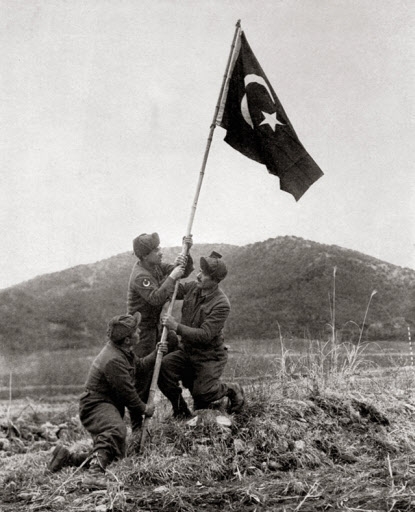 미 25사단 지역에 자국 국기를 세우고 있는 터키 포병대대 병사들의 모습. 연합뉴스