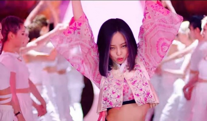 한복을 응용한 블랙핑크의 의상