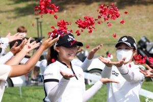 [서울포토] 꽃길 걷는 김지영…KLPGA 투어 3년 만에 우승