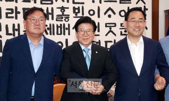 28일 오후 국회의장실에서 여야원내대표가 회동하고 있다. 2020. 6. 28 오장환 기자5zzang@seoul.co.kr