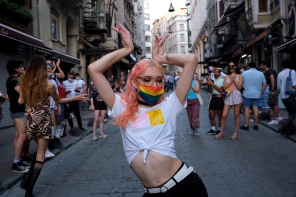 30일(현지시간) 터키 이스탄불에서 열린 프라이드 행진에서 성 소수자(LGBTI) 회원이 무지개 마스크를 쓰고 춤을 추고 있다.  EPA 연합뉴스