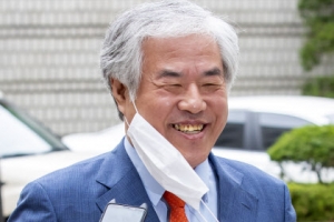 [포토] 밝게 웃으며 법정 향하는 전광훈 목사