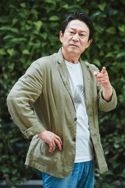 실제로 최근에 산 스마트폰을 잘 쓸 줄 몰랐다는 김응수는 “문자나 메신저 말고 다른 기능은 못 썼는데, ‘꼰대인턴’을 촬영하면서 조작법을 많이 배웠다. 그래서 극 중 현실감이 더 살았던 것 같다”며 웃었다. MBC 제공