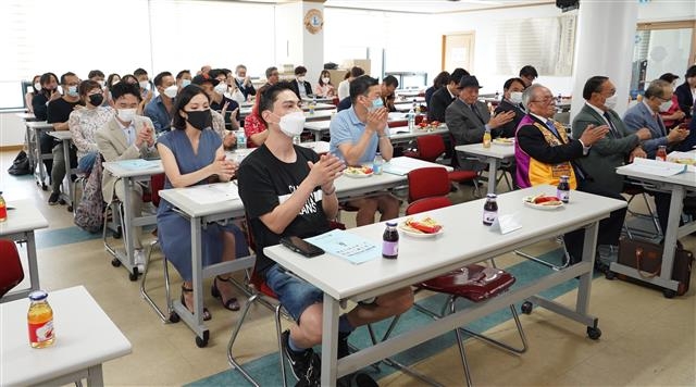 지난 27일 국제라이온스협회 354-D지구 6층 강당에서 열린 ‘한국전쟁 참전 16개국 추천 해외입양인 재난지원금 전달식’. 서서울라이온스클럽 제공