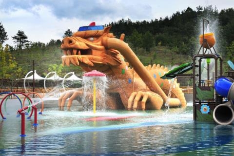 경북 군위군 삼국유사테마파크 내 해룡물놀이장. 다음달 1일 개장되는 삼국유사테마파크는 삼국시대 역사와 숨결을 체험하는 복합문화공간으로 기대를 모으고 있다. 군위군 제공