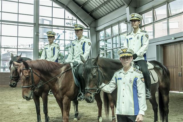 서울경찰기마대원들이 말을 타고 포즈를 취하고 있다.