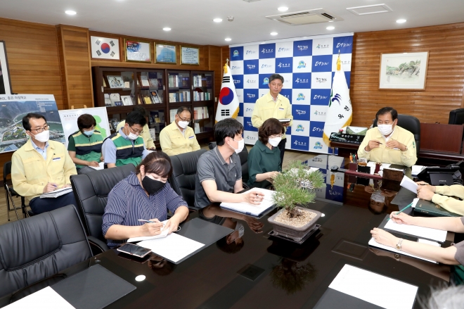 옥천군이 지난 29일 기관, 단체들과 관외 출퇴근자 대책회의를 하고 있다. 옥천군 제공.