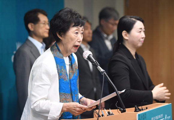 최영애 국가인권위원장이 30일 서울 국가인권위원회에서 열린 ‘평등 및 차별금지에 관한 법률 제정’을 위한 의견표명 기자회견을 하고 있다. 인권위는 기자회견에 앞서 전원위원회를 열고 ‘평등 및 차별금지에 관한 법률 제정 의견표명의 건’에 대한 의결을 진행했다. 2020.6.30 오장환 기자 5zzang@seoul.co.kr