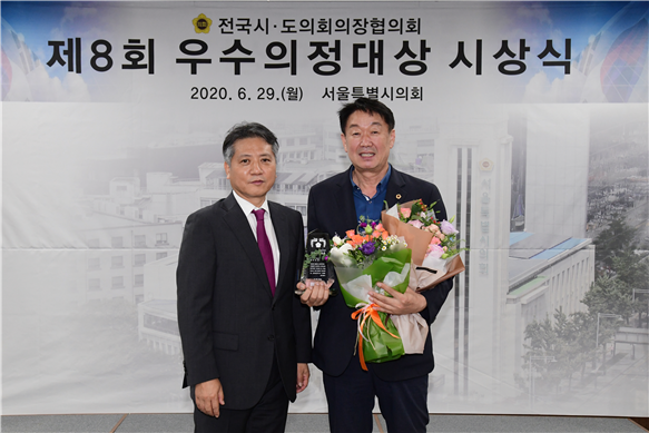 우수의정대상을 수상한 김정환 시의원