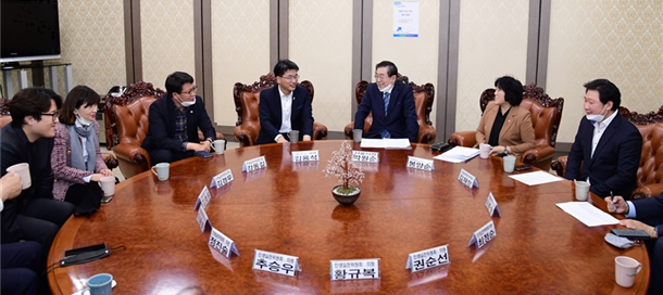 아동 주거빈곤 관련 박원순 시장과의 정책간담회(좌로부터 김호평 부위원장, 김경우 의원, 강동길 의원, 김용석 대표의원, 박원순 서울시장, 봉양순 위원장, 김재형 부위원장) 아동 주거빈곤 관련 박원순 시장과의 정책간담회(좌로부터 김호평 부위원장, 김경우 의원, 강동길 의원, 김용석 대표의원, 박원순 서울시장, 봉양순 위원장, 김재형 부위원장)
