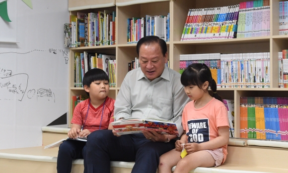 유동균(가운데) 마포구청장이 지난달 25일 관내 망원1동에 위치한 ‘우리동네 키움센터’에서 초등학생들과 책을 보고 있다. 그는 초등학교 정규교육 이외 시간에 돌봄서비스를 제공하는 이 센터를 동별 1개씩 만든다는 목표다. 현재 망원1동, 성산2동 두 곳에 있다. 이종원 선임기자 jongwon@seoul.co.kr