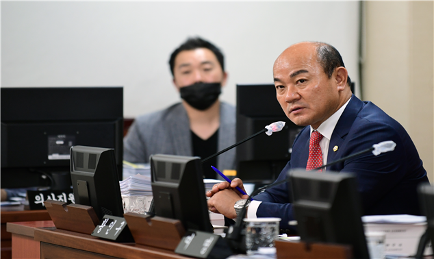 황인구 서울특별시의회 교육위원회 부위원장이 19일 ‘제295회 정례회 교육위원회 회의’에 참석하여 교육 현안에 관한 질의를 하고 있다.