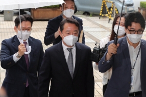 ‘인보사 의혹’ 이웅열 前코오롱 회장 영장 기각