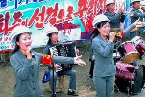 [포토] 공연으로 공사 실적 독려하는 북한 예술선동대