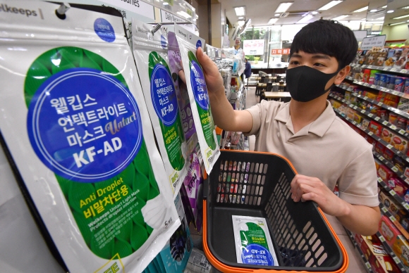 비말차단용 마스크가 편의점을 통해 시중에 유통된 1일 서울 세븐일레븐 소공점에서 시민이 마스크를 구입하고 있다. 2020.7.1 박지환기자 popocar@seoul.co.kr