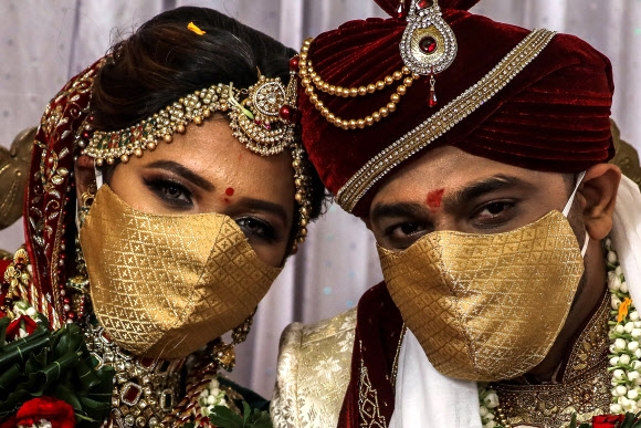 인도 결혼식 풍경  인도 결혼식에서 신부와 신랑이 코로나19에 대비해 마스크를 끼고 있다.2020.06.25 EPA 연합뉴스