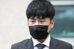 [포토] ‘상속 소송’ 법원 출석하는 고 구하라 친오빠