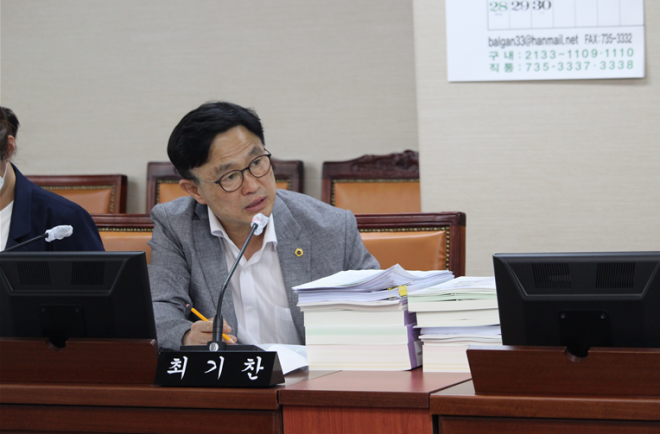 제295회 정례회 교육위원회 회의에서 질의하는 최기찬 의원(더불어민주당, 금천2)