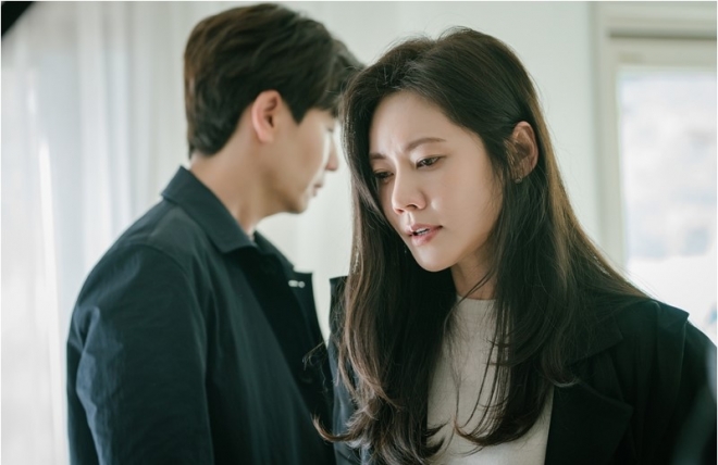 ‘가족입니다’에서 은주(추자현 분)은 자신과 가장 가까웠던 남편이 성소수자인 것을 뒤늦게 알고 혼란에 빠진다. tvN 제공