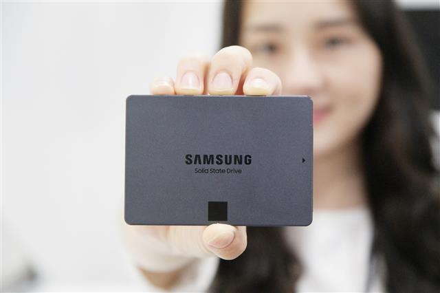 삼성전자가 1일 출시한 업계 최대 8테라바이트(TB) 용량의 소비자용 4비트(QLC) 낸드플래시 SATA SSD, ‘870 QVO’. 삼성전자 제공