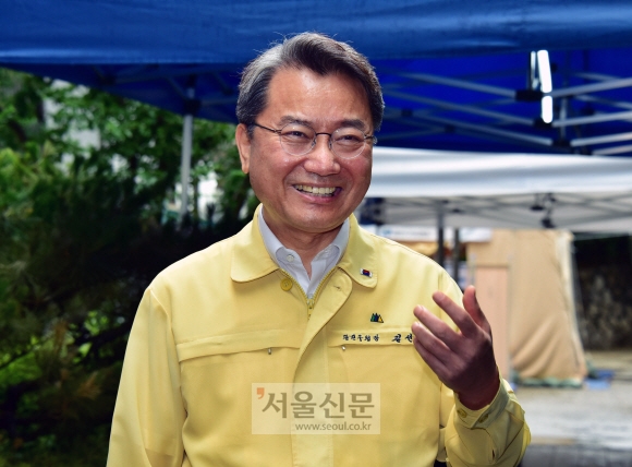 김선갑 광진구청장이 지난달 25일 광진구 청사 앞에 마련된 코로나19 선별진료소에서 지역사회 감염 확산을 막기 위한 노력들에 대해 얘기하고 있다. 이종원 선임기자 jongwon@seoul.co.kr