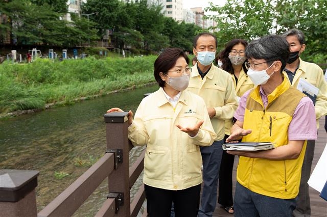 김미경(왼쪽) 은평구청장이 지난달 30일 불광천 일대에서 현장점검을 하며 관계자들과 얘기하고 있다. 은평구 제공