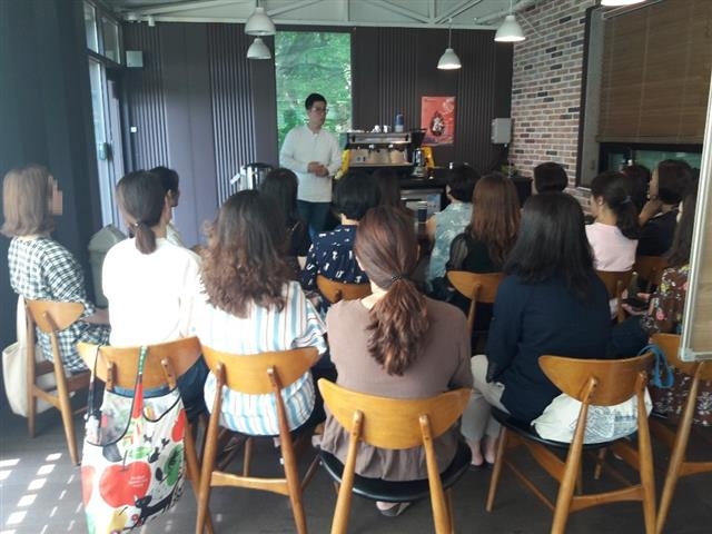 지난해 열린 강서구 경력 단절 여성 직업교육 참여자들이 바리스타 양성 수업을 듣고 있다. 강서구 제공