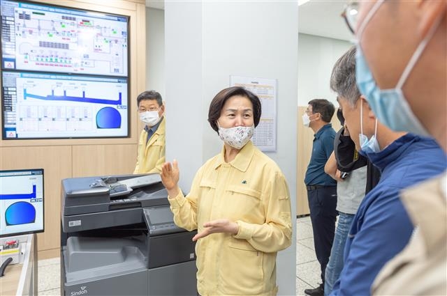 김수영(왼쪽 두 번째) 양천구청장이 지난달 24일 신월빗물저류배수시설의 목동 중앙제어실을 찾아 장마철 대비 배수 시설을 점검하고 있다. 양천구 제공