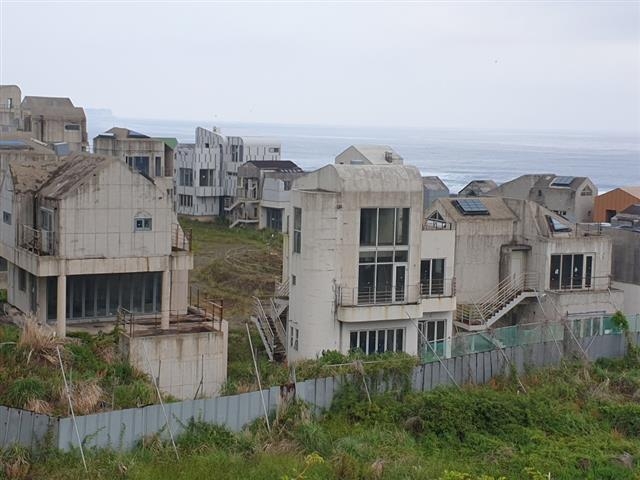 개발사업 인허가 행정 실수로 공사가 중단돼 흉물로 변한 서귀포 예래휴양형주거단지의 모습.투자자인 말레이시아 버자야그룹에 1200억원을 손해배상키로 하고 분쟁이 일단락됐다. 서울신문 DB