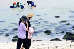 해수욕장에서도 마스크 착용